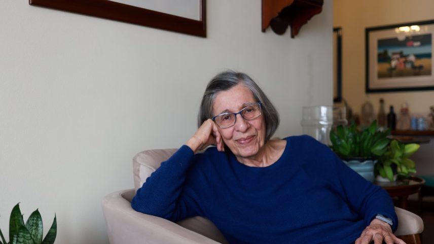A neurologista Maria Helena Estrela tem 80 anos e mora sozinha em seu apartamento no bairro do Paraíso