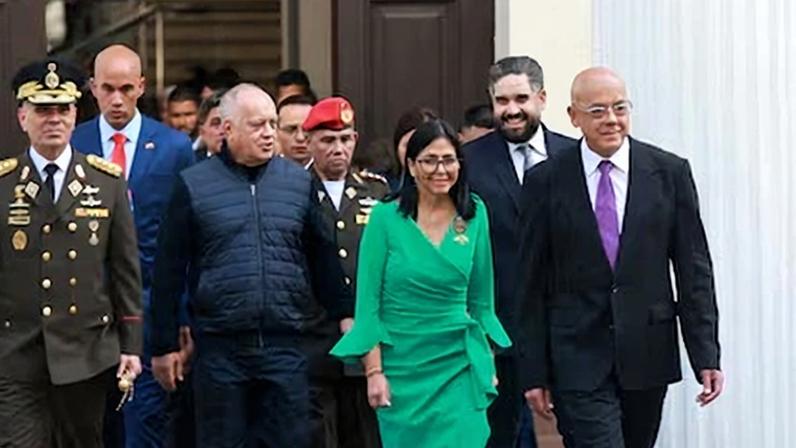 De izquierda a derecha, Vladimir Padrino López, Diosdado Cabello, la presidenta Delcy Rodriguez y Nicolás Maduro Guerra, hijo de Nicolás Maduro, en la Asamblea durante la juramentación de Delcy, este lunes.