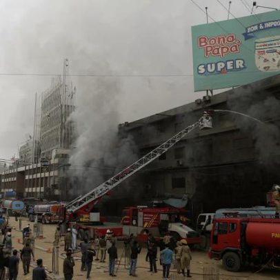 Número de mortos em incêndio em shopping de Karachi sobe para 11