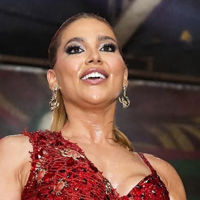 Namorada de Vini Jr. vai ao ensaio da Grande Rio com look de crochê