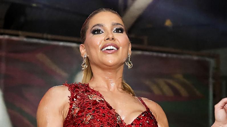 Virgínia voltou! Com look de crochê, namorada de Vini Jr. vai pela 1ª vez no ano a ensaio do carnaval 2026 da Grande Rio