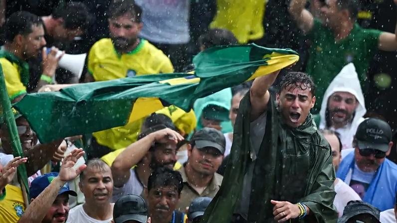 Defesa de Bolsonaro solicita autorização para visita de Nikolas Ferreira