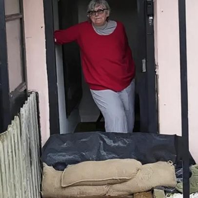 Moradores afetados pela erosão usam sacos de areia para proteger casas