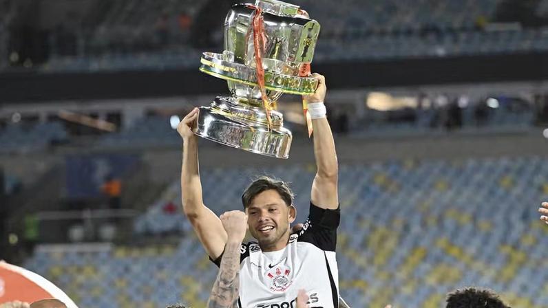 Ángel Romero comemora título do Corinthians e levanta troféu da Copa do Brasil — Foto: André Durão