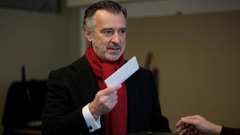 João Cotrim de Figueiredo, the rightwing Liberal Initiative party candidate, casts his vote.