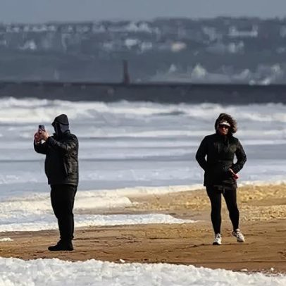 Interrupções de viagem no Reino Unido por gelo e neve