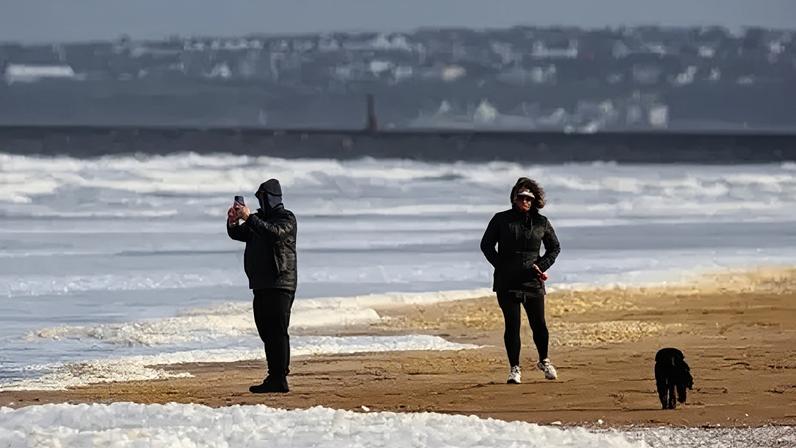 Interrupções de viagem no Reino Unido por gelo e neve