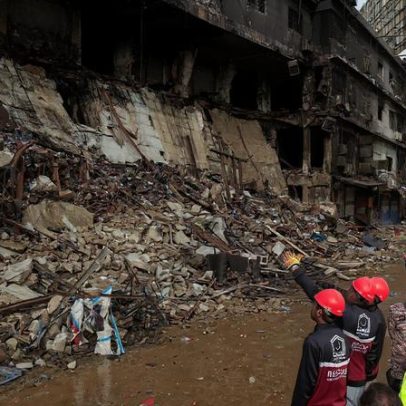 Resgatistas removem escombros de incêndio em Karachi; 63 desaparecidos temidos