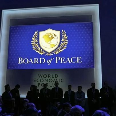 Observadores em Davos notam semelhança entre logo de Trump e emblema da ONU