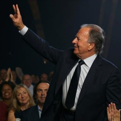 Procuradores espanhóis ouvirão depoimentos de acusadores de Julio Iglesias, diz ONG