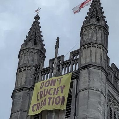 Quatro se declaram inocentes em protesto climático na Abadia