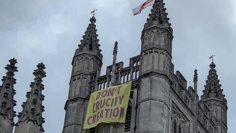 Quatro se declaram inocentes em protesto climático na Abadia