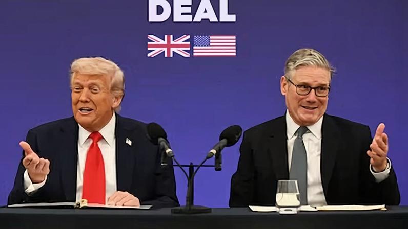 Keir Starmer y Donald Trump, en la firma del tratado comercial británico-estadounidense, el 18 de septiembre en Aylesbury