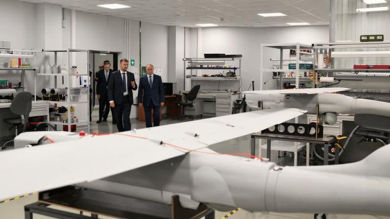 Russia's President Vladimir Putin visits a drone production facility of the the Special Technology Centre in Saint Petersburg, Russia September 19, 2024. Sputnik/Grigory Sysoyev/Kremlin via REUTERS