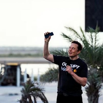 Musk avalia fusão da SpaceX com Tesla ou xAI, dizem fontes