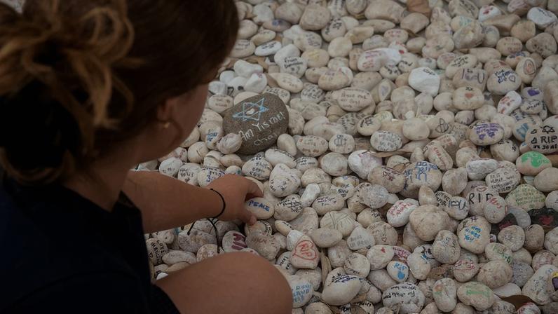A visitor places a pebble at a memorial site in remembrance to the lives lost during the Bondi Beach mass shooting on December 14, 2025, in Sydney, Australia, January 16, 2026. REUTERS/Jeremy Piper