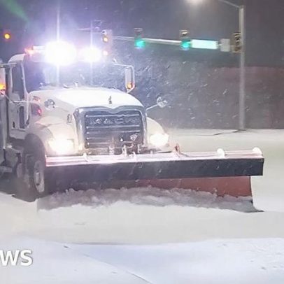 Pá carregadeiras enfrentam nevascas em estradas e pistas de Oklahoma