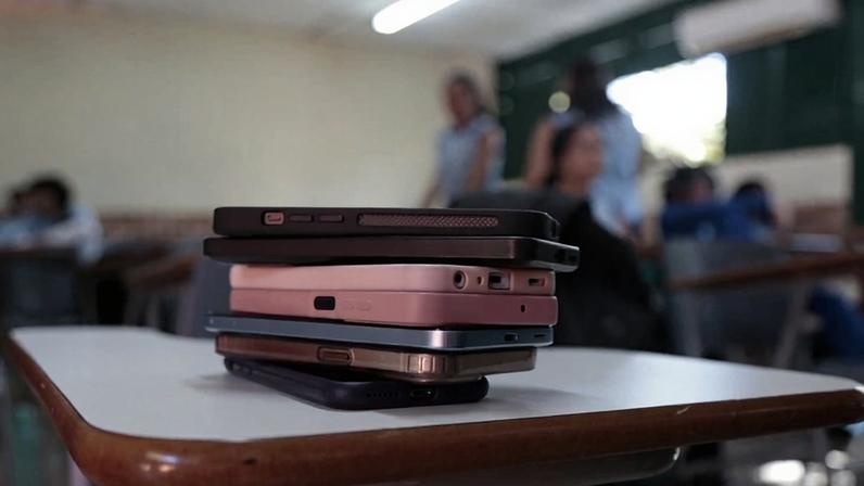MEC fará pesquisa sobre restrição de celulares em escolas
