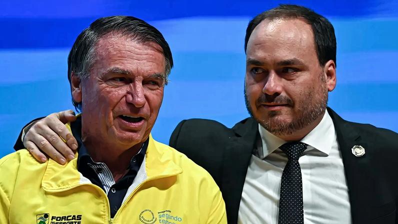 Carlos Bolsonaro e seu pai, o ex-presidente Jair Bolsonaro (PL). (Foto: André Borges/EFE)