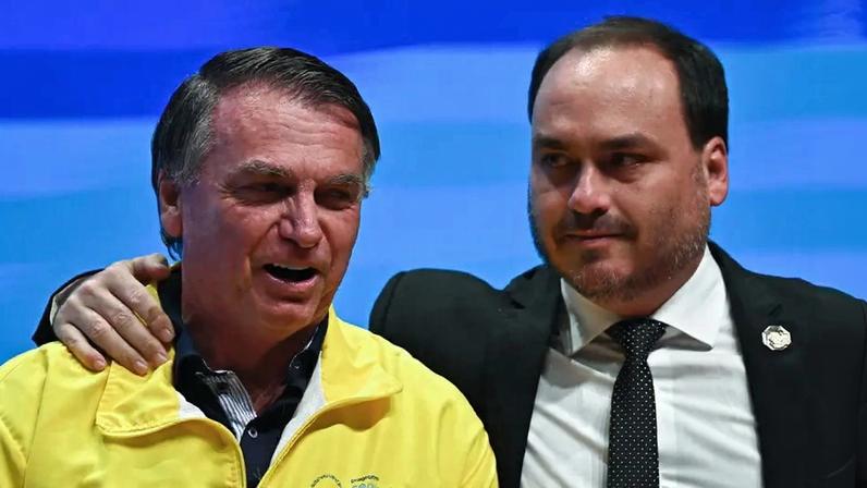 Ex-presidente Jair Bolsonaro e seu filho, o vereador Carlos Bolsonaro. (Foto: André Borges/EFE)