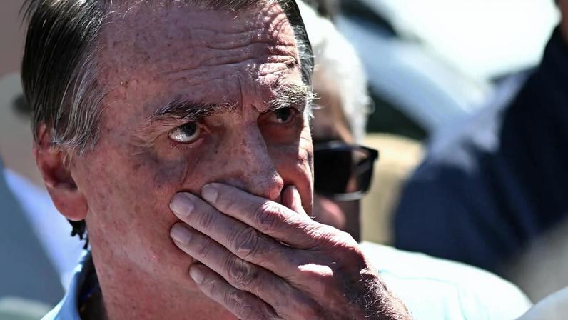 O presidente Jair Bolsonaro (PL) sai depois de internação no hospital DF Star, em Brasília. (Foto: Andre Borges / EFE)