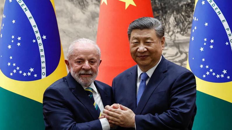 O ditador Xi Jinping cumprimenta o presidente do Brasil, Luiz Inácio Lula da Silva, após encontro em Pequim, China, em 13 de maio: líderes concordam em aprofundar relações (Foto: EFE/EPA/TINGSHU WANG)