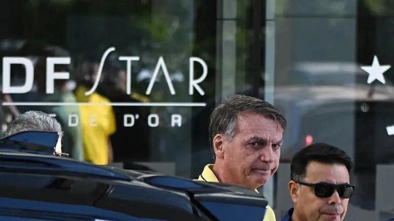 Bolsonaro, na portaria do hospital DF Star: ministro Alexandre de Moraes negou pedido para voltar à prisão domiciliar depois da alta. (Foto: Andre Borges/EFE)