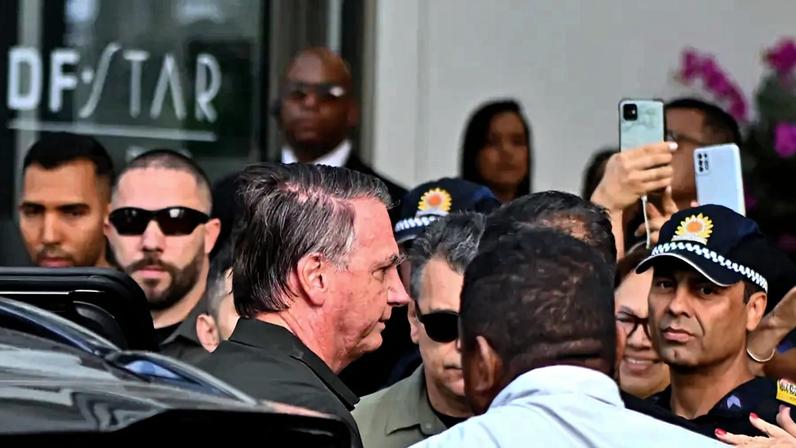 Bolsonaro passará por exames complementares após cair e bater a cabeça em móvel. (Foto: Andre Borges/EFE)
