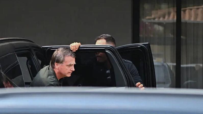 Defesa de Bolsonaro formaliza pedido a Moraes após PF mudar de posicionamento sobre transferência ao DF Star. (Foto: Andre Borges/EFE)