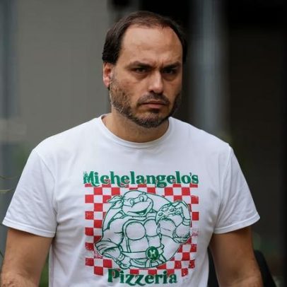 Carlos Bolsonaro comenta missão após Moraes negar domiciliar