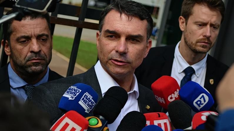 Flávio Bolsonaro após visita ao pai na carceragem da PF em dezembro. (Foto: Andre Borges/EFE)