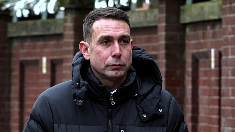 Ex-arbitro da Liga Inglesa David Coote tem condenação suspensa por vídeo de menor