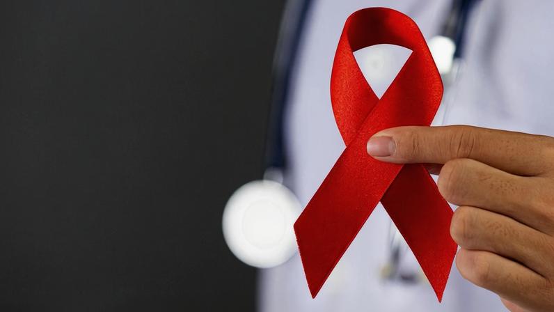 Brasília (DF), 23/09/2025 - A fita vermelha (ou laço vermelho) é o símbolo universal da conscientização, apoio e solidariedade às pessoas que vivem com HIV/AIDS. Foto: MS/Divulgação