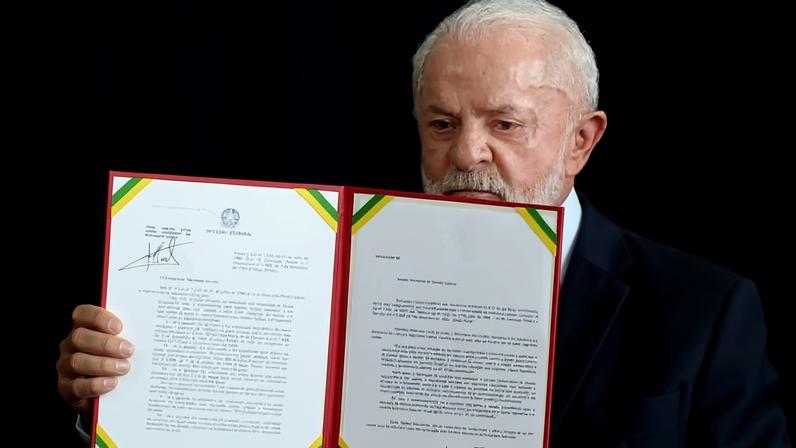 Lula e a primeira-dama Janja da Silva com o veto da lei da dosimetria