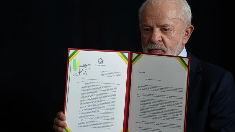 Lula e a primeira-dama Janja da Silva com o veto da lei da dosimetria