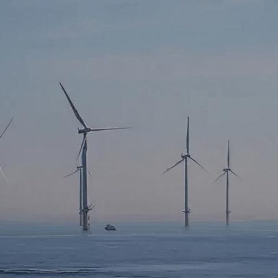 Reino Unido assegura fornecimento recorde de energia eólica offshore, com alta de preços
