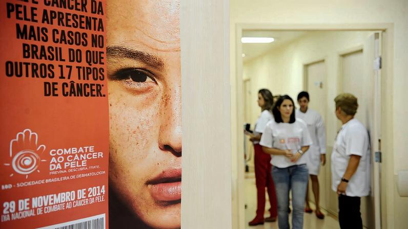 Pacientes são examinados durante campanha do Dia Nacional de Combate ao Câncer de Pele no Hospital Federal de Ipanema.(Fernando Frazão/Agência Brasil)