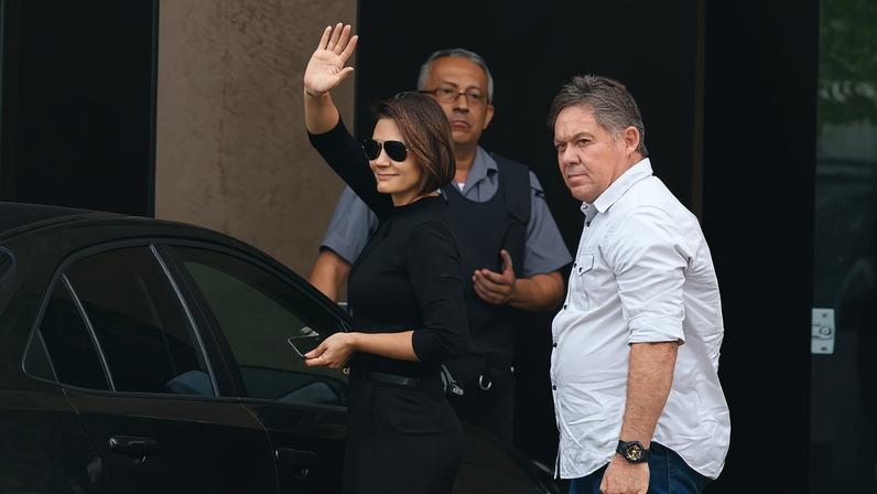Michelle visita Bolsonaro na sede da PF em Brasília, onde o ex-presidente está preso desde o dia 22 de novembro. (Foto: Isaac Fontana/EFE)