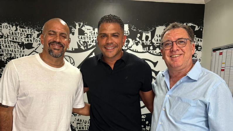 Verón em encontro com Vinicius Prates e o presidente do Santos Marcelo Teixeira — Foto: Divulgação