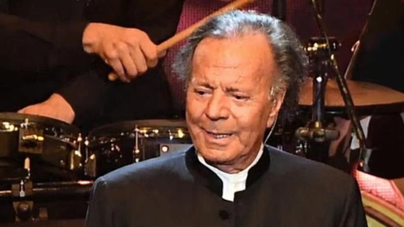 Julio Iglesias performing in 2019.