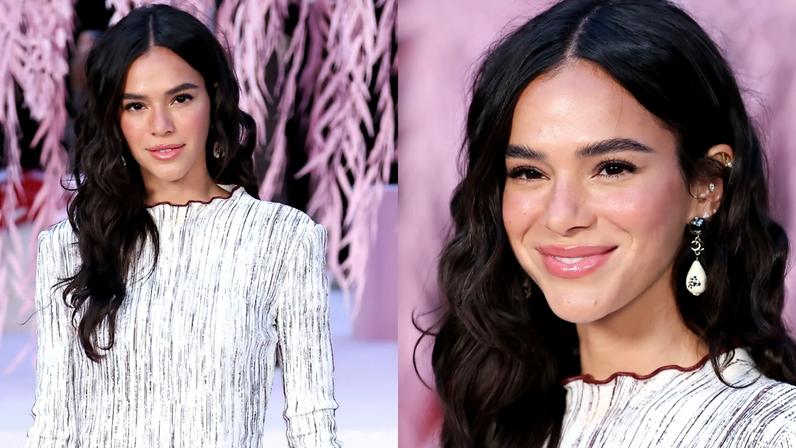 Mix de estampas elegante e scarpin de bico quadrado icônico: um raio-x do look de Bruna Marquezine no desfile da Chanel em 10 fotos