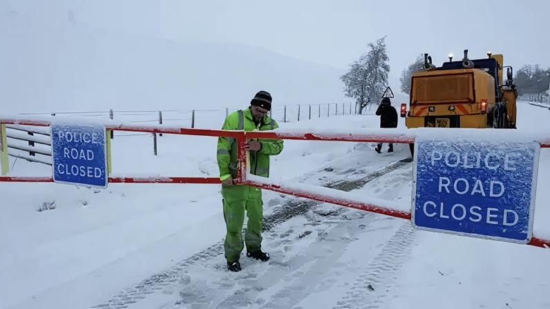 Avisos climáticos reduzidos após semana de neve intensa
