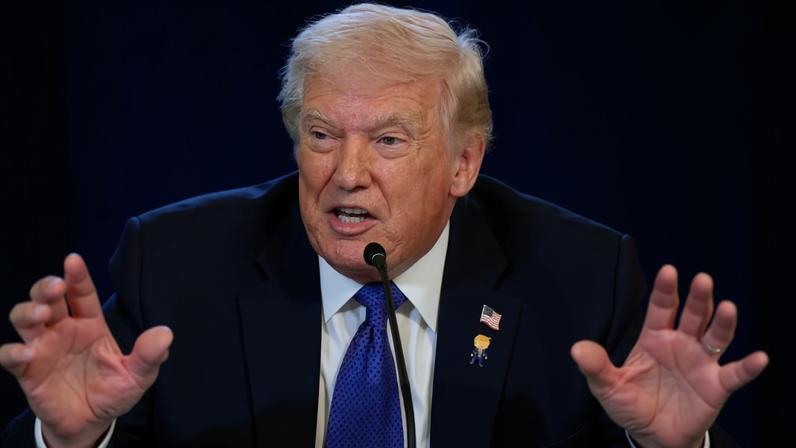 Presidente dos EUA, Donald Trump, conversa com representantes de petroleiras do país sobre exploração na Venezuela