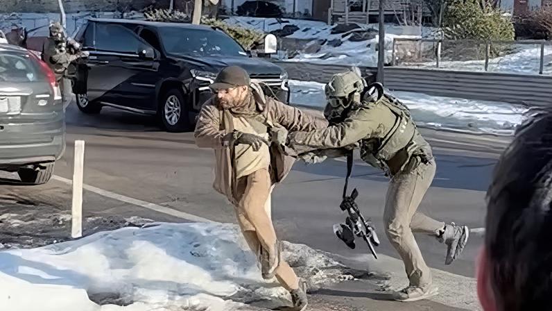 Alex Pretti forcejeando con agentes federales de inmigración, en Minneapolis, el pasado 13 de enero.