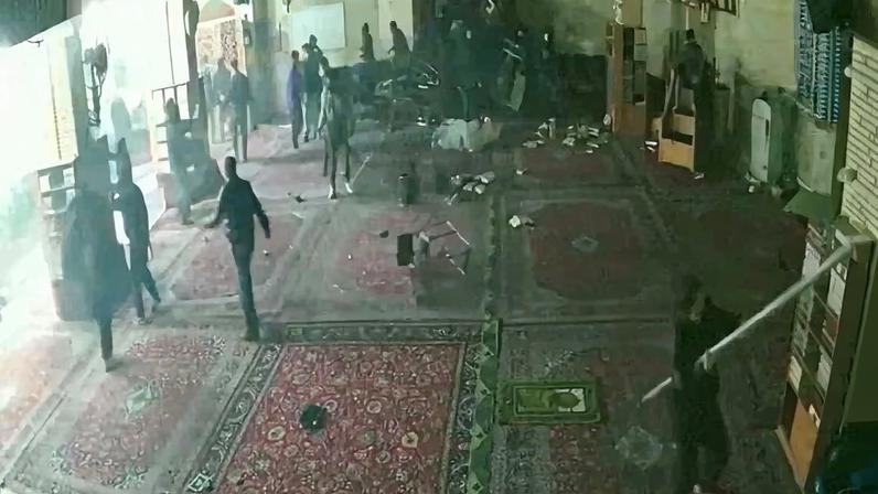 Captura de pantalla de una imagen en redes sociales del interior de la mezquita Abuzar en Teherán, un día antes de ser incendiada.