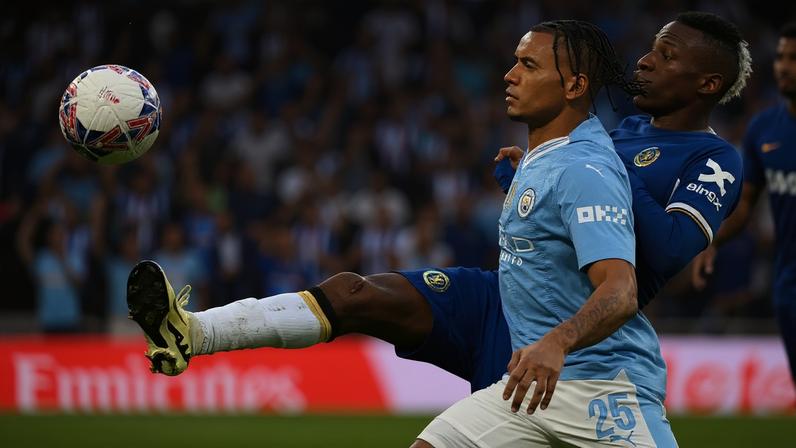 Jogadores do Manchester City e Chelsea disputam bola em partida válida pela Premier League 2023/24 (Foto: Glyn Kirk/AFP)