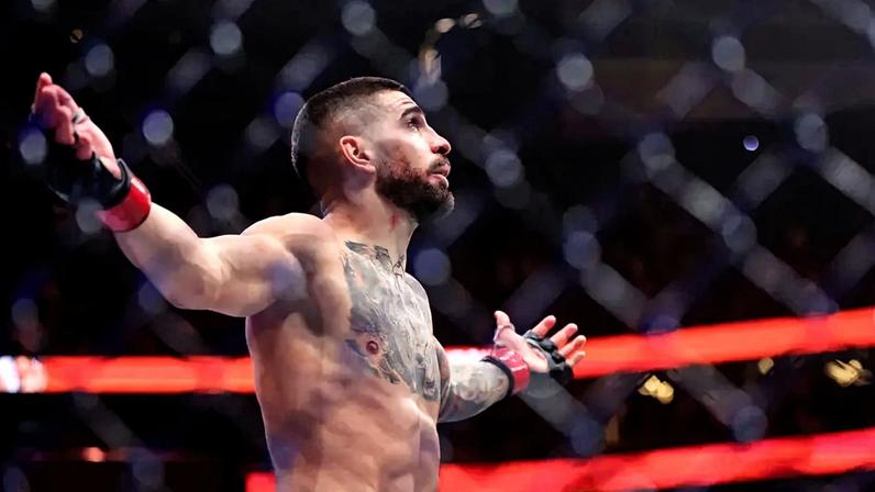 Ilia Topuria derrotou o Charles do Bronx no UFC 317 (Foto: Ian Maule/AFP)