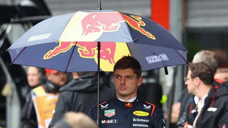 Max Verstappen, da Red Bull, durante bandeira vermelha no GP da Bélgica pela F1 2025 (Foto: YVES HERMAN / POOL / AFP)