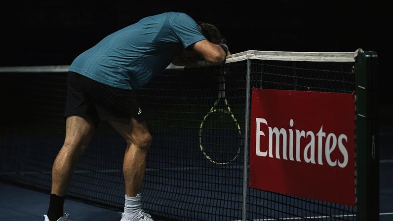 O desânimo do espanhol Alejandro Fokina na final de Washington contra o australiano Alex De Minaur (Foto: Scott Taetsch/AFP)