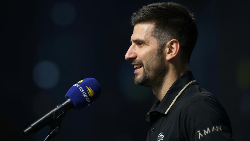 O sérvio Novak Djokovic após a vitória sobre o americano Learner Tien (Foto: CHARLY TRIBALLEAU / AFP)